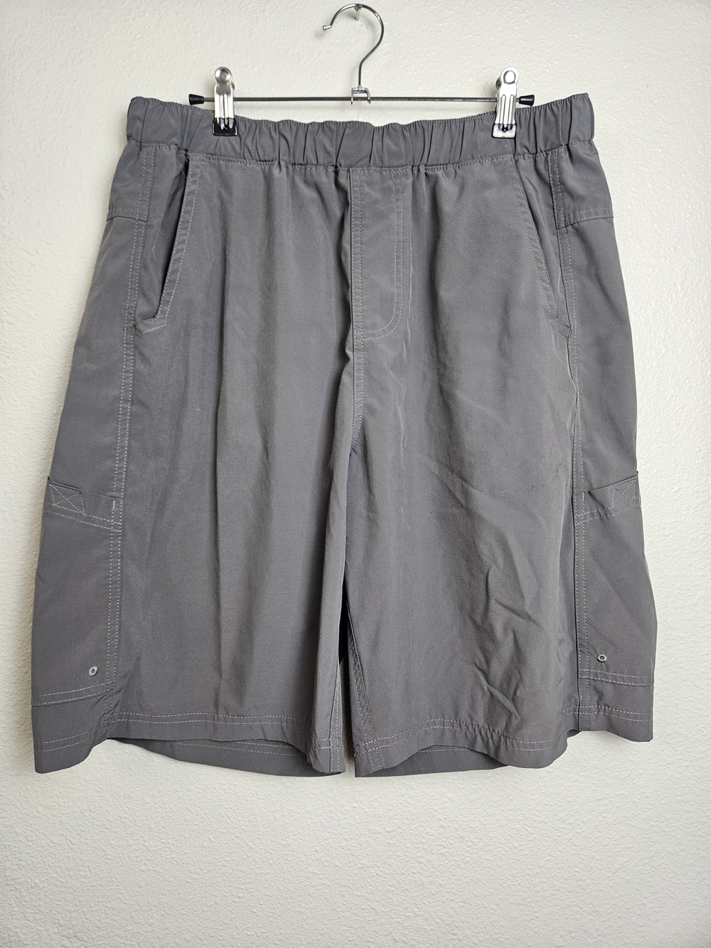 Magellan Outdoors Gray Elastic-Waist Cargo Shorts Size L